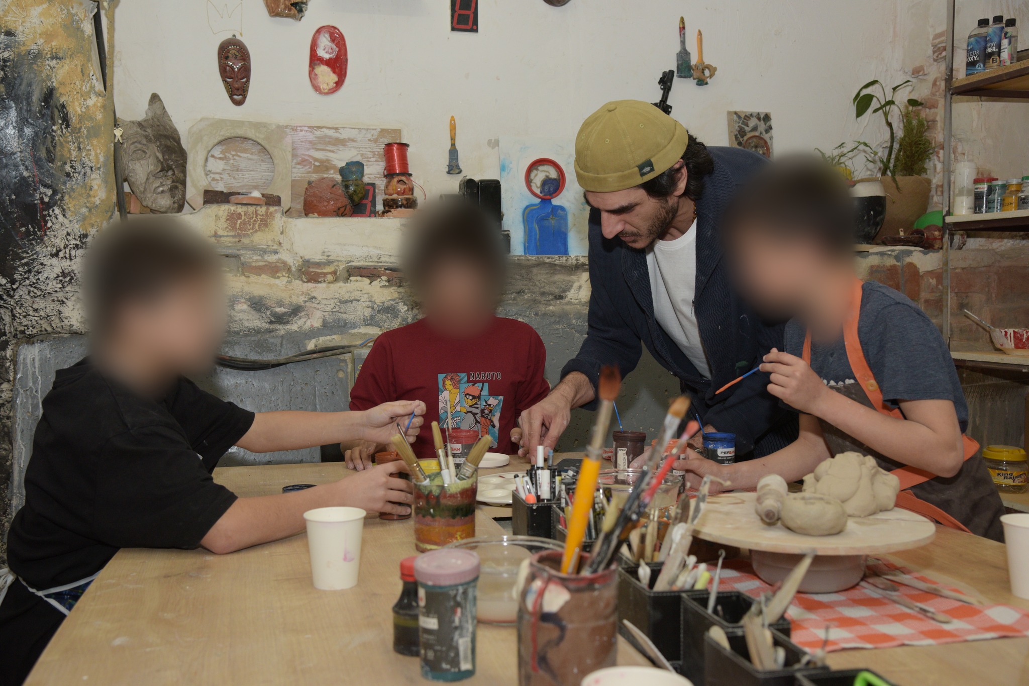 დანაშაულის პრევენციის, არასაპატიმრო სასჯელთა აღსრულებისა და პრობაციის ეროვნული სააგენტოს არასრულწლოვანი ბენეფიციარები კერამიკის სტუდიაში, თიხაზე მუშაობის პროცესში ჩაერთნენ.